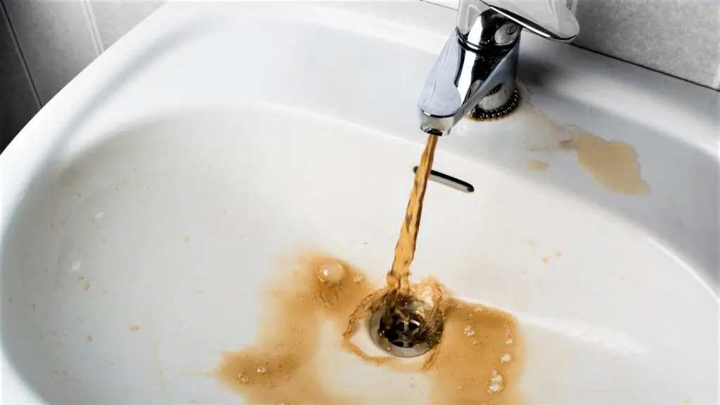 Ржавая вода в доме: причины и что делать